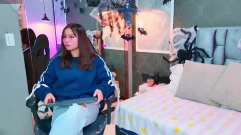 Snapshot of lovequinn_mjs chatting on 10-29-25, 07:59 Love online show from 10-29-25, 07:59