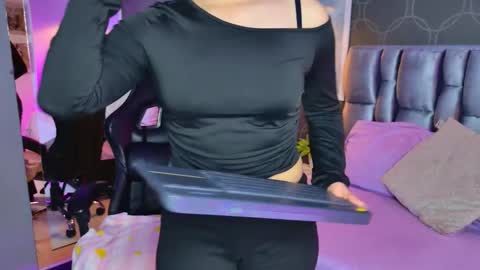 Snapshot of lovequinn_mjs chatting on 11-18-25, 08:13 Love online show from 11-18-25, 08:13