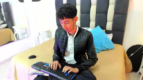 loverisu online show from 02-25-25, 08:19