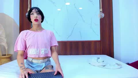 sofia and bryan online show from 11-26-25, 08:10