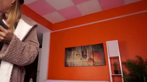 Snapshot of lovingblondie chatting on 02-01-26, 04:22 Nora online show from 02-01-26, 04:22