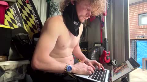 Snapshot of lowkey42011 chatting on 10-21-25, 08:26 lowkey42011 online show from 10-21-25, 08:26