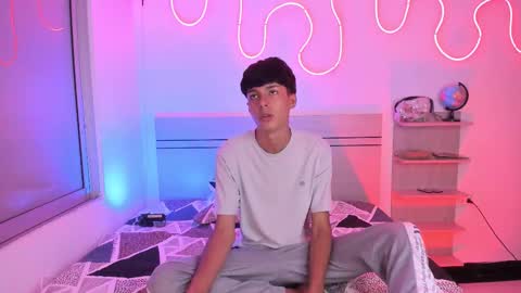 Snapshot of luccas_ferreira chatting on 10-27-25, 07:18 Luccas Ferreira online show from 10-27-25, 07:18