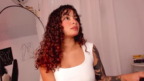 Snapshot of lucia_lee_ chatting on 01-19-25, 05:39 Lucia online show from 01-19-25, 05:39