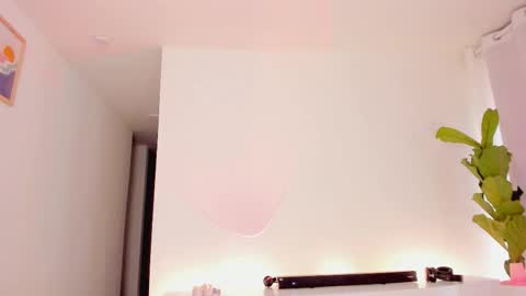 Snapshot of lucia_lee_ chatting on 10-12-25, 05:01 Lucia online show from 10-12-25, 05:01