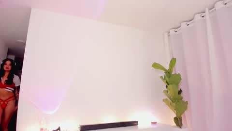 Snapshot of lucia_lee_ chatting on 10-14-25, 05:47 Lucia online show from 10-14-25, 05:47