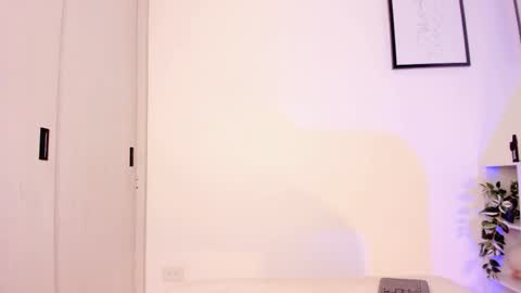 Snapshot of lucia_lee_ chatting on 11-21-25, 09:24 Lucia online show from 11-21-25, 09:24