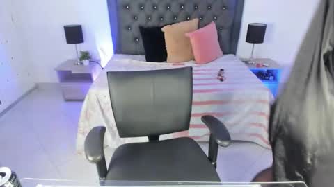 Snapshot of lucia_rosee chatting on 11-08-25, 04:23 Lucia online show from 11-08-25, 04:23