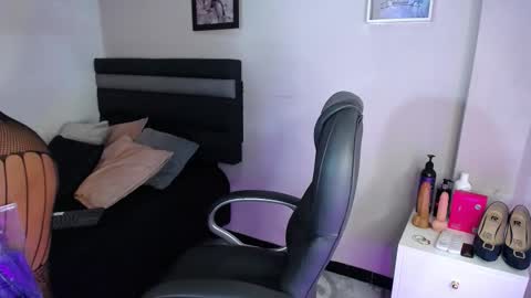 Snapshot of lucigh_ chatting on 10-23-25, 07:45 Luci online show from 10-23-25, 07:45