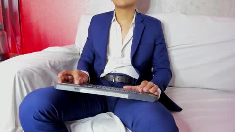Snapshot of lucii_fer_ chatting on 02-11-25, 02:35 Leo online show from 02-11-25, 02:35
