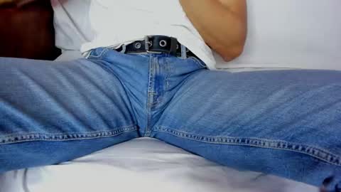 Snapshot of lucii_fer_ chatting on 02-25-25, 05:25 Leo online show from 02-25-25, 05:25