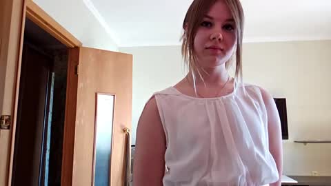 Mia online show from 03-07-26, 09:06