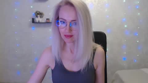 Snapshot of luckcristal chatting on 03-06-25, 05:11 Arina online show from 03-06-25, 05:11