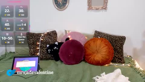 Jade online show from 10-17-25, 01:09