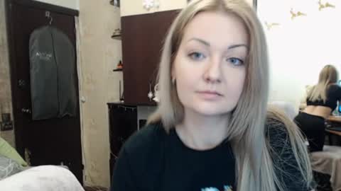 Snapshot of luckyshotgirl chatting on 01-06-25, 12:13 LuckyShot online show from 01-06-25, 12:13