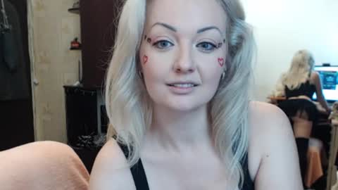 Snapshot of luckyshotgirl chatting on 10-31-25, 03:02 LuckyShot online show from 10-31-25, 03:02