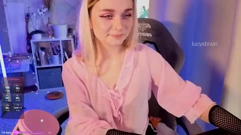 Snapshot of lucysbrain chatting on 11-29-25, 08:39 Lucy online show from 11-29-25, 08:39