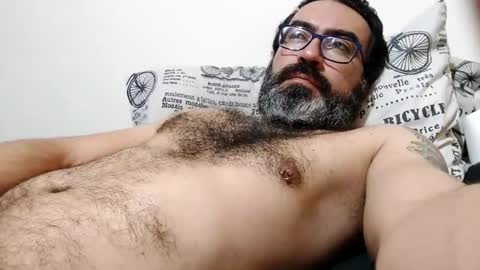 Snapshot of luis2988z chatting on 10-28-25, 04:16 Hairyman online show from 10-28-25, 04:16