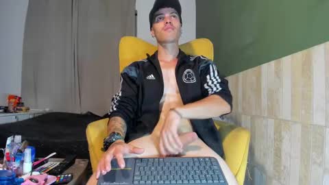 Snapshot of luis_as chatting on 02-23-25, 01:02 Luis AS online show from 02-23-25, 01:02