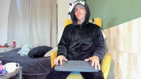 Snapshot of luis_as chatting on 02-23-25, 11:44 Luis AS online show from 02-23-25, 11:44