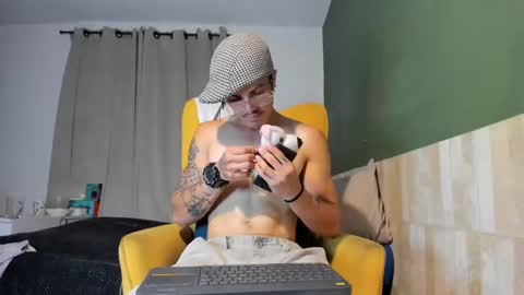 Snapshot of luis_as chatting on 02-28-25, 12:20 Luis AS online show from 02-28-25, 12:20