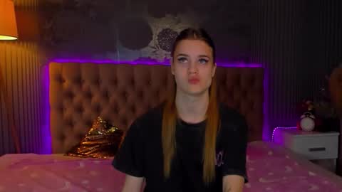 Snapshot of luisaclover chatting on 11-19-25, 01:22 LuisaClover online show from 11-19-25, 01:22