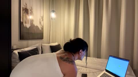 Luisa Monsters online show from 10-23-25, 05:44