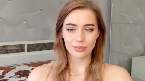 Snapshot of luiza012 chatting on 10-30-25, 11:33 Lizzy online show from 10-30-25, 11:33