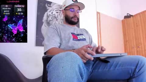 Snapshot of luke__09 chatting on 10-10-25, 11:20 LUKE online show from 10-10-25, 11:20