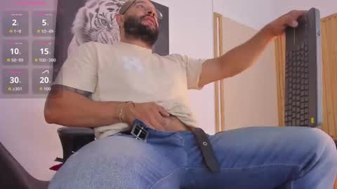 Snapshot of luke__09 chatting on 10-12-25, 11:20 LUKE online show from 10-12-25, 11:20