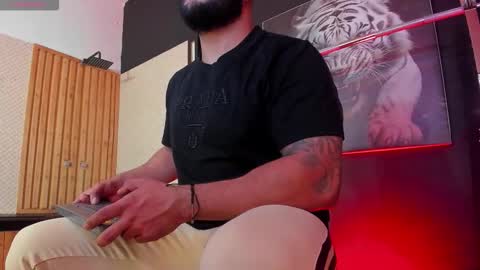 Snapshot of luke__09 chatting on 10-25-25, 11:29 LUKE online show from 10-25-25, 11:29