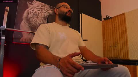 Snapshot of luke__09 chatting on 11-11-25, 11:10 LUKE online show from 11-11-25, 11:10