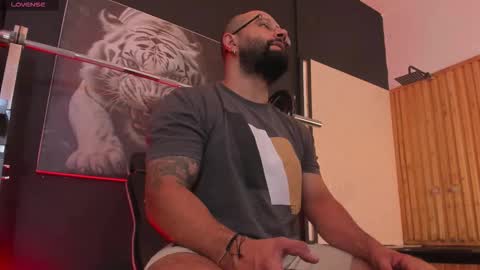 Snapshot of luke__09 chatting on 11-12-25, 11:21 LUKE online show from 11-12-25, 11:21