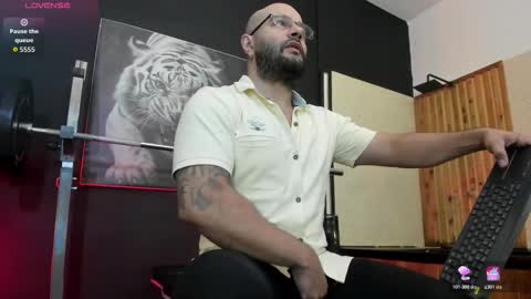 Snapshot of luke__09 chatting on 02-05-26, 11:37 LUKE online show from 02-05-26, 11:37