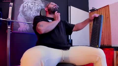 Snapshot of luke__09 chatting on 02-10-26, 12:09 LUKE online show from 02-10-26, 12:09