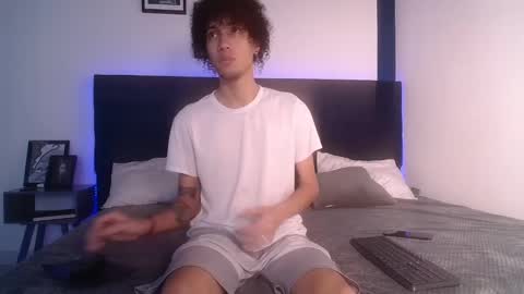 Snapshot of lukeaaron_ chatting on 12-03-24, 03:20 Luke online show from 12-03-24, 03:20