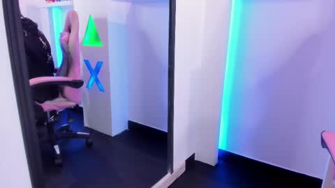 Snapshot of lullaby_charade chatting on 10-22-25, 12:05 Cookie online show from 10-22-25, 12:05