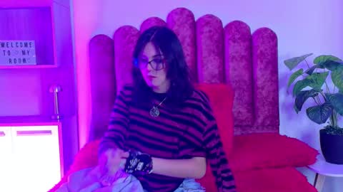 Snapshot of lullaby_charade chatting on 11-19-25, 11:54 Cookie online show from 11-19-25, 11:54