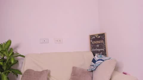 Snapshot of lulu_russell chatting on 01-19-25, 04:44 LULU online show from 01-19-25, 04:44