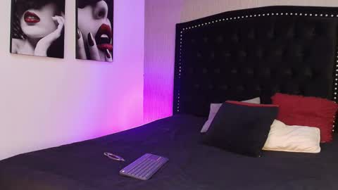 Luna And Titan  online show from 11-09-25, 12:47