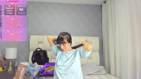 Snapshot of luna_bella3 chatting on 10-24-25, 11:39 Luna online show from 10-24-25, 11:39