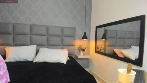 Snapshot of luna_bella3 chatting on 11-19-25, 10:59 Luna online show from 11-19-25, 10:59