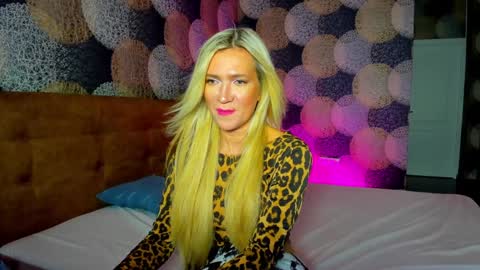 luna_lew1s online show from 12-22-24, 09:44