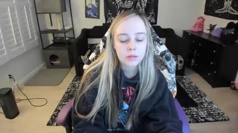 Luna online show from 02-05-26, 04:44