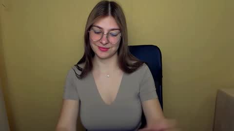 Snapshot of luna_lush_ chatting on 10-11-25, 08:57 Luna online show from 10-11-25, 08:57