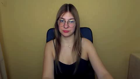 Snapshot of luna_lush_ chatting on 10-13-25, 08:47 Luna online show from 10-13-25, 08:47