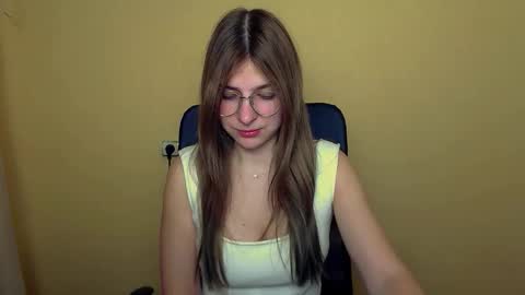 Snapshot of luna_lush_ chatting on 10-23-25, 08:35 Luna online show from 10-23-25, 08:35