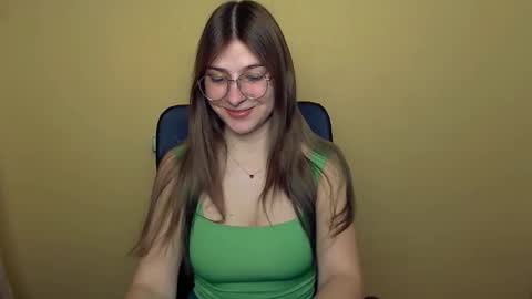 Snapshot of luna_lush_ chatting on 11-18-25, 11:14 Luna online show from 11-18-25, 11:14