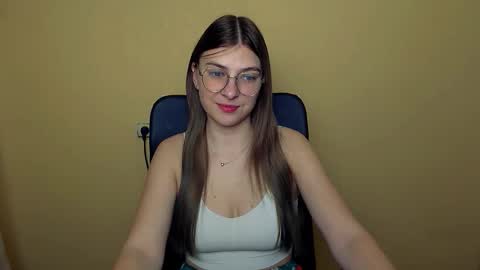 Snapshot of luna_lush_ chatting on 11-20-25, 09:20 Luna online show from 11-20-25, 09:20