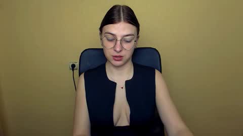 Snapshot of luna_lush_ chatting on 11-21-25, 01:10 Luna online show from 11-21-25, 01:10